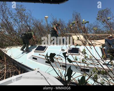 Eine Bewertung team von Florida Fisch und Wildlife Conservation Mitglieder der Kommission untersuchen Schiffe durch den Hurrikan Irma in den Florida Keys, Sept. 12, 2017 beschädigt. Bewertung Crews aus Fwc und die Küstenwache sind die Bewertung der Schiffe von Irma rund um die Florida Küste von Jacksonville nach Miami, nach St. Petersburg und die Florida Keys betroffen. Foto mit freundlicher Genehmigung von Florida Fisch und Wildlife Conservation Kommission. Stockfoto