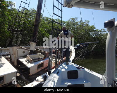 Eine Bewertung team von Florida Fisch und Wildlife Conservation Mitglieder der Kommission untersuchen Schiffe durch den Hurrikan Irma in den Florida Keys, Sept. 12, 2017 beschädigt. Bewertung Crews aus Fwc und die Küstenwache sind die Bewertung der Schiffe von Irma rund um die Florida Küste von Jacksonville nach Miami, nach St. Petersburg und die Florida Keys betroffen. Foto mit freundlicher Genehmigung von Florida Fisch und Wildlife Conservation Kommission. Stockfoto