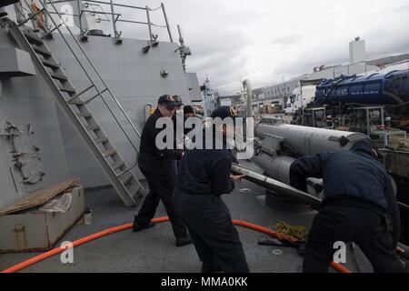 170922-N-IC 246-0010 Faslane, Schottland (Sept. 22, 2017) Segler der Arleigh-Burke-Klasse geführte-missile Destroyer USS Winston S. Churchill (DGG 81) eine Kraftstoffleitung Sept. 22, 2017 vorbereiten. Winston S. Churchill, homeported in der Naval Station Norfolk, ist die Durchführung von naval Operations in den USA 6 Flotte Bereich der Maßnahmen zur Unterstützung der US-amerikanischen nationalen Sicherheitsinteressen in Europa. (U.S. Marine Foto von Mass Communication Specialist Seaman Apprentice Raymond Maddocks/Freigegeben) Stockfoto