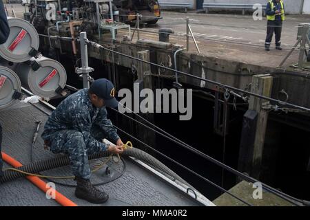 170922-N-IC 246-0018 Faslane, Schottland (Sept. 22, 2017) der Bootsmann Mate 2. Klasse Carlos Cortes sichert eine Kraftstoffleitung an Bord der Arleigh-Burke-Klasse geführte-missile Destroyer USS Winston S. Churchill (DDG81) Sept. 22, 2017. Winston S. Churchill, homeported in der Naval Station Norfolk, ist die Durchführung von naval Operations in den USA 6 Flotte Bereich der Maßnahmen zur Unterstützung der US-amerikanischen nationalen Sicherheitsinteressen in Europa. (U.S. Marine Foto von Mass Communication Specialist Seaman Apprentice Raymond Maddocks/Freigegeben) Stockfoto