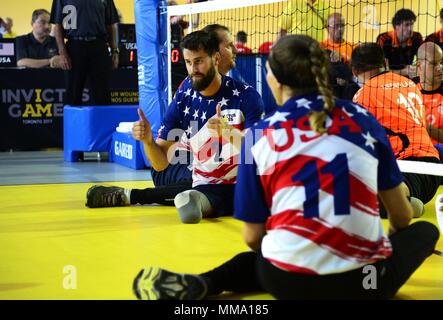 Army veteran Stefan Leroy, ein ehemaliger Sergeant von Santa Rosa, Kalifornien, ermutigt seine Mannschaftskameraden während der Sitzung volleyball Vorrunde gegen Team Nederlands für die 2017 Invictus Games an den Pan Am Sportzentrum in Toronto, Kanada, Sept. 26, 2017. Nach dem Verlieren beide Beine zu einer improvisierten explosiven Gerät im Jahr 2012 Während in Afghanistan, Leroy verbrachte zwei Jahre lernen, seine Prothesen anzupassen, zeichnen die Stärke von den Freunden und den anderen amputees auf seine medizinische Behandlung; konkurrieren in der Boston Marathon nur 16 Monate nach seiner letzten Operation im Jahr 2014. (U.S. Air Force Foto Stockfoto