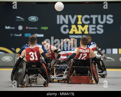 Invictus Games ist ein internationales, anpassungsfähiges Multisport-Event, das 2014 von Prinz Harry für verwundete, verletzte und kranke Servicemitarbeiter und Veteranen gegründet wurde. Das Archivbild dokumentiert ein Rollstuhl-Rugby-Ausstellungsspiel im Mattamy Athletics Centre in Toronto während des Wettbewerbs 2017. Stockfoto