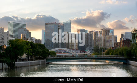 Jing'an District, Suzhou Creek, Shanghai, China. Jing'an Bezirk voraus und Huangpu District auf der linken Seite. Stockfoto