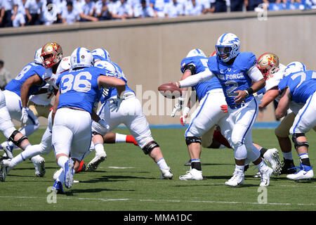 Quarterback Arion Worthman, ein Jüngeres, Hände weg zu Junior zurück Parker Wilson als Air Force, das Virginia Military Institute Kadetten im Falcon Stadion bei der US Air Force Academy, Colo., Sept. 2, 2017 gehostet wird. Die Falken besiegten die Keydets 62-0, 11-0 Öffnern unter Head Coach Troy Calhoun. (U.S. Air Force Foto/Jason Gutierrez) (freigegeben) Stockfoto