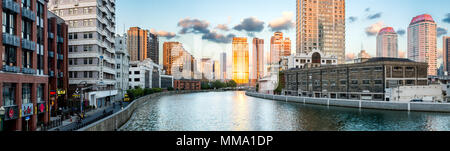 Shanghai, China. In der breiten Ansicht von Suzhou Creek mit Jing'an Bezirke auf der linken und auf der rechten Huangpu. Stockfoto