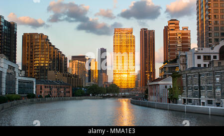 Shanghai, China. Anzeigen von Suzhou Creek (Wusong Fluss) mit Jing'an Bezirke auf der linken und auf der rechten Huangpu. Stockfoto