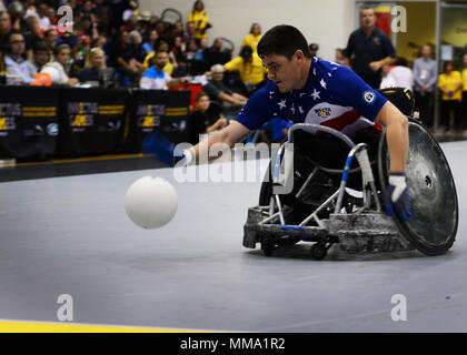 Us Marine Corps Sgt. Ivan Sears, Co - Kapitän des Team USA, erreicht eine lockere Kugel während der Rollstuhl Rugby Vorbereitungen am Mattamy Sports Centre in Toronto, Kanada, Sept. 27, 2017. Team USA besiegt Team Italien und wird in die nächste Runde des Wettbewerbs voraus. (U.S. Air Force Foto: Staff Sgt. Chip Pons) Stockfoto