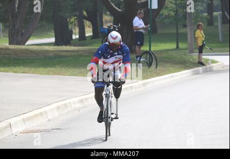 U.S. Army veteran William Reynolds hält seine Form auf dem hügeligen Teil des Kurses beim Radfahren die Men's Fall an High Park, Toronto, Kanada, Sept. 26, 2017 während der Invictus Games. Die Spiele stattfinden, September 23-30. Invictus ist ein international Paralympic-Style, Multi-sport Veranstaltung, die von Prinz Harry von Wales, in dem Verwundeten, verletzten oder kranken bewaffneten Service Mitglieder aus der ganzen Welt im Sport einschließlich der Rollstuhl basketball Rollstuhl Rugby teilnehmen, Volleyball, Leichtathletik (Track und werfen Bereich Events), Bogenschießen, Radfahren, Rollstuhl Tennis, Powerlifting, Golf, s erstellt Stockfoto