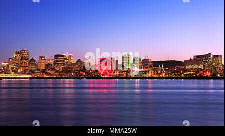 Skyline von Montreal und St. Lawrence River in der Dämmerung, Quebec, Kanada Stockfoto