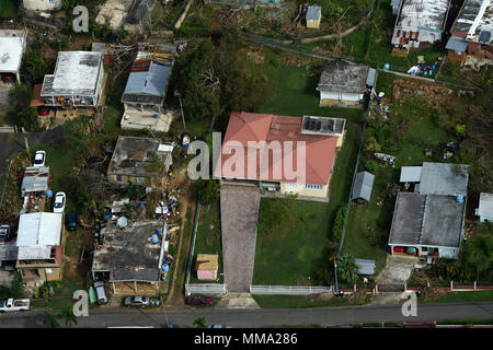 Civil Air Patrol in Zusammenarbeit mit der Air National Guard ist ein Ariel Umfrage über das nördliche Puerto Rico Sept. 26, 2017 nach dem Hurrikan Maria die Insel auf Sept. 20, 2017 beeinflusst. Die Civil Air Patrol ist Teil der Gesamtkraft Konzept der Air Force. (U.S. Air Force Foto von Airman 1st Class Nicholas Dutton) Stockfoto