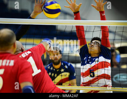 Marine Corps veteran Robert Anfinson, ein ehemaliger Hauptgefreiter und Mitglied von Team USA, Bausteine einer Spike während der Sitzung volleyball Endspiele am Mattamy Athletic Center in Toronto, Kanada, Sept. 27, 2017. Team USA wurde Team Georgia besiegt wird aber voraus für eine Bronzemedaille zu konkurrieren. (U.S. Air Force Foto: Staff Sgt. Chip Pons) Stockfoto