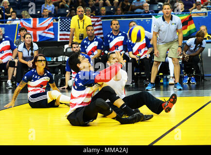 Marine Corps veteran Robert Anfinson, ein ehemaliger Hauptgefreiter und Mitglied von Team USA, geht mit seinen Mannschaftskameraden in der Sitzung volleyball Endspiele am Mattamy Athletic Center in Toronto, Kanada, Sept. 27, 2017. Team USA wurde Team Georgia besiegt wird aber voraus für eine Bronzemedaille zu konkurrieren. (U.S. Air Force Foto: Staff Sgt. Chip Pons) Stockfoto