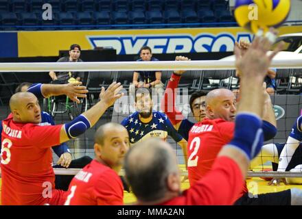 U.S. Army veteran Stefan Leroy, ein ehemaliger Sergeant und Mitglied von Team USA, sitzt bereit für die während der Sitzung volleyball Endspiele an die 2017 Invictus Spiele in der Mattamy Athletic Center in Toronto, Kanada, Sept. 27, 2017 dienen. Die Invictus Spiele wurden von Prinz Harry von Wales im Jahr 2014 errichtet und zusammen gebracht Verwundeten und verletzten Veteranen aus 17 Nationen in 12 adaptive Sportveranstaltungen zu konkurrieren. (U.S. Air Force Foto: Staff Sgt. Alexx Pons) Stockfoto