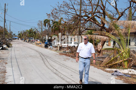 Mitglieder der Task Force Tasten Gespräch mit Bewohnern und Umfrage Schäden in Monroe County, FL in der Hurrikan Irma, 20. September 2017. Stockfoto