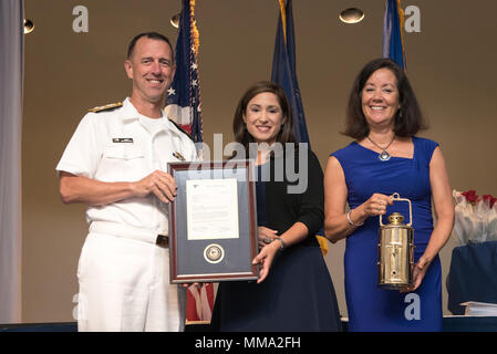 170926-N-bei 895-102 WASHINGTON, (Sept. 26, 2017) Leiter der Naval Operations (CNO) Adm. John Richardson präsentiert Frau Jennifer Ringwald-Pulley (U.S. Seestreitkräfte Europa-afrika/U.S. 6 Flotte) mit Sybil Stockdale Bürgerbeauftragten des Jahres ausgezeichnet. Andere Empfänger der diesjährigen Preisverleihung sind Frau Deanna Jones (USS Helena SSN 725), Frau Amy McCormick (USS Connecticut SSN 22), und Frau Michelle Harvey (Naval Operational Support Center Kitsap). (U.S. Marine Foto von Mass Communication Specialist 1. Klasse Nathan Laird/Freigegeben) Stockfoto