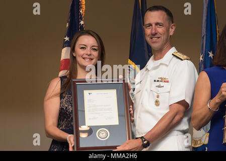 170926-N-bei 895-096 WASHINGTON, (Sept. 26, 2017) Leiter der Naval Operations (CNO) Adm. John Richardson präsentiert Frau Deanna Jones (USS Helena SSN725) mit einem Sybil Stockdale Bürgerbeauftragten des Jahres ausgezeichnet. Andere Empfänger der diesjährigen Preisverleihung sind Frau Amy McCormick (USS Connecticut SSN 22), Frau Jennifer Ringwald-Pulley (U.S. Seestreitkräfte Europa-afrika/U.S. 6 Flotte), und Frau Michelle Harvey (Naval Operational Support Center Kitsap). (U.S. Marine Foto von Mass Communication Specialist 1. Klasse Nathan Laird/Freigegeben) Stockfoto