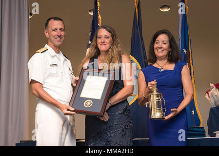 170926-N-bei 895-107 WASHINGTON, (Sept. 26, 2017) Leiter der Naval Operations (CNO) Adm. John Richardson präsentiert Frau Michelle Harvey (Naval Operational Support Center Kitsap) mit Sybil Stockdale Bürgerbeauftragten des Jahres ausgezeichnet. Andere Empfänger der diesjährigen Preisverleihung sind Frau Deanna Jones (USS Helena SSN 725), Frau Amy McCormick (USS Connecticut SSN 22), und Frau Jennifer Ringwald-Pulley (U.S. Seestreitkräfte Europa-afrika/U.S. 6 Flotte). (U.S. Marine Foto von Mass Communication Specialist 1. Klasse Nathan Laird/Freigegeben) Stockfoto