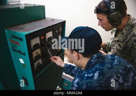 170926-N-IM-651-007 Utuado, Puerto Rico (Sept. 26, 2017) Bau Elektriker 3. Klasse Josua Reding, rechts, Bau Bataillon Wartungseinheit (CBMU) 202 und Machinist Mate 3. Klasse Bradley Doppelpunkt, zugeordnet zu den amphibischen Angriff Schiff USS Kearsarge (LHD3), ein Generator an der Metropolitano De La Montana Krankenhaus in Utuado, Puerto Rico prüfen zugewiesen. Das Verteidigungsministerium ist die Unterstützung der Federal Emergency Management Agency, die federführende Bundesbehörde, dabei helfen, die Betroffenen durch den Hurrikan Maria Leiden zu minimieren und als eine Komponente des gesamten ganze des Gesamtstaats Stockfoto