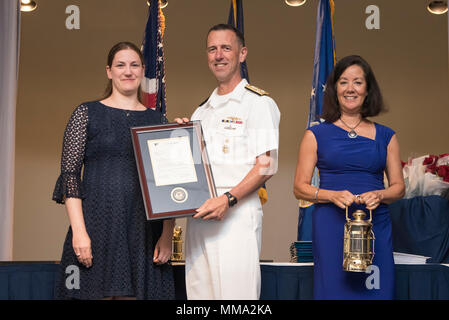 170926-N-bei 895-097 WASHINGTON, (Sept. 26, 2017) Leiter der Naval Operations (CNO) Adm. John Richardson präsentiert Frau Amy McCormick (USS Connecticut SSN 22) mit einem Sybil Stockdale Bürgerbeauftragten des Jahres ausgezeichnet. Andere Empfänger der diesjährigen Preisverleihung sind Frau Deanna Jones (USS Helena SSN 725), Frau Amy McCormick (USS Connecticut SSN 22), Frau Jennifer Ringwald-Pulley (U.S. Seestreitkräfte Europa-afrika/U.S. 6 Flotte), und Frau Michelle Harvey (Naval Operational Support Center Kitsap). (U.S. Marine Foto von Mass Communication Specialist 1. Klasse Nathan Laird/Freigegeben) Stockfoto