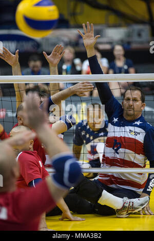 Us Special Operations Command Sgt. 1. Klasse Yancy Taylor nimmt an der Sitzung Volleyball Event während der Invictus Games an der Ryerson Mattamy Athletic Center (MAC), Toronto, Kanada, Sept. 27, 2017. Invictus Games, September 23-30, ist ein internationales Paralympic-Style, Multi-sport Veranstaltung, die von Prinz Harry von Wales, in denen Verwundete, Verletzte oder kranke Armed Services Personal und ihre zugehörigen Veteranen Teil im Sport einschließlich der Rollstuhl basketball Rollstuhl Rugby, Sitzen, Volleyball, Bogenschießen, Radfahren, Rollstuhl Tennis, Powerlifting, Golf, Schwimmen, und Indoor rudern. (U.S. Armee Stockfoto