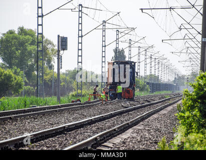 Arbeitnehmer Reparatur der Schienen auf der Bahn. Bahntrasse. Reparaturarbeiten. Stockfoto