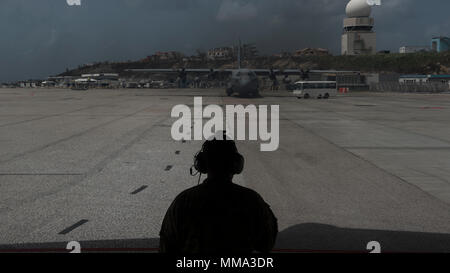 Die 15th Special Operations Squadron ist eine Einheit der United States Air Force, die dem Air Force Special Operations Command im Hurlburt Field, Florida, zugeordnet ist. Ein Archivbild zeigt, dass ein Mitglied der Flugzeugbesatzung an Bord eines MC-130H Combat Talon II Puerto Rico am 27. September 2017 während humanitärer Operationen nach den Hurrikanen Irma und Maria beobachtete. Stockfoto