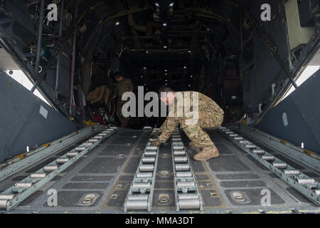 Master Sgt. Mike Wilson, ein lademeister mit dem 15 Special Operations Squadron, Orte der Rollen auf der Rampe eines MC-130H Combat Talon II bei Puerto Rico, Sept. 27, 2017. Das bodenpersonal mit dem 15 SOS transportierte ungefähr 44.000 Pfund Ladung von Puerto Rico Martinique im Rahmen der humanitären Hilfe nach Hurrikanen Irma und Maria verwüsteten Inseln in der Karibik. (U.S. Air Force Foto von Airman 1st Class Joseph aus.) Stockfoto