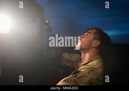 Master Sgt. Mike Wilson, ein lademeister mit dem 15 Special Operations Squadron, führt ein Gabelstapler Entladen der Fracht von einem MC-130H Combat Talon II auf Martinique, Sept. 27, 2017. Das bodenpersonal mit dem 15 SOS transportierte ungefähr 44.000 Pfund Ladung von Puerto Rico Martinique im Rahmen der humanitären Hilfe nach Hurrikanen Irma und Maria verwüsteten Inseln in der Karibik. (U.S. Air Force Foto von Airman 1st Class Joseph aus.) Stockfoto