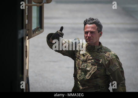 Master Sgt. Mike Wilson, ein lademeister mit dem 15 Special Operations Squadron, Führer, einen Gabelstapler zu einem MC-130H Combat Talon II in Puerto Rico, Sept. 27, 2017. Das bodenpersonal mit dem 15 SOS transportierte ungefähr 44.000 Pfund Ladung von Puerto Rico Martinique im Rahmen der humanitären Hilfe nach Hurrikanen Irma und Maria verwüsteten Inseln in der Karibik. (U.S. Air Force Foto von Airman 1st Class Joseph aus.) Stockfoto