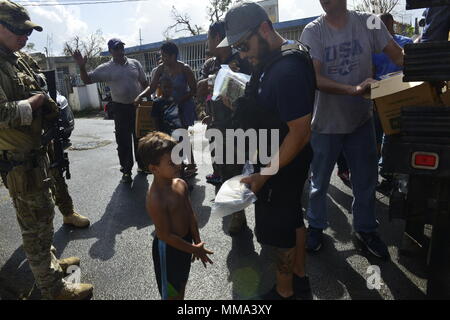 U.S. Coast Guard Investigative Service Agenten eine Katastrophe Hilfsgüter, Lebensmittel und Wasser für die Opfer von Hurrikan Maria in Rio Grande, Puerto Rico, Donnerstag, September 28th, 2017. (U.S. Coast Guard Foto von Petty Officer 3. Klasse David Flores). Stockfoto