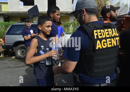 U.S. Coast Guard Investigative Service Agenten eine Katastrophe Hilfsgüter, Lebensmittel und Wasser für die Opfer von Hurrikan Maria in Rio Grande, Puerto Rico, Donnerstag, September 28th, 2017. (U.S. Coast Guard Foto von Petty Officer 3. Klasse David Flores). Stockfoto