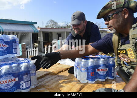 U.S. Coast Guard Investigative Service Agenten eine Katastrophe Hilfsgüter, Lebensmittel und Wasser für die Opfer von Hurrikan Maria in Rio Grande, Puerto Rico, Donnerstag, September 28th, 2017. (U.S. Coast Guard Foto von Petty Officer 3. Klasse David Flores). Stockfoto