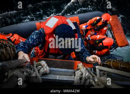 170926-N-UY 653-071 OSTSEE (Sept. 26, 2017) Cryptologic Techniker (mechanisch) Seaman Connor Hildebrandt steigt in einem schwedischen Starren - Rumpf Schlauchboot aus der Arleigh-Burke-Klasse geführte Anti-raketen-Zerstörer USS Oscar Austin (DDG79) Sept. 26, 2017. Oscar Austin auf einer routinemäßigen Bereitstellung unterstützen die nationale Sicherheit der USA Interessen in Europa und der zunehmenden Theater Sicherheit gute Zusammenarbeit und freuen uns naval Präsenz in den USA 6 Flotte Bereich der Operationen. (U.S. Marine Foto von Mass Communication Specialist 2. Klasse Ryan Utah Kledzik/Freigegeben) Stockfoto