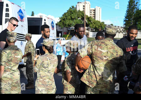 PEARL HARBOR (Sept. 27, 2017) die Spieler von den Los Angeles Clippers Basketball Team begleitet Joint Base Pearl Harbor-Hickam (JBPHH) Service Mitglieder auf einer Tour von JBPHH und der USS Arizona Memorial, an Sept. 27. Während auf Oahu für ihre saisonvorbereitung Trainingslager, die gesamte LA Clippers Basketball teams, Trainer und Mitarbeiter nahmen an einer Besichtigung der USS Arizona Memorial. Zusammen mit dem Team, service Mitglieder aus allen Bereichen des Militärs trafen an Merry Punkt Landung, auf JBPHH entfernt, ein Schiff, das sie in die Gedenkstätte nahm zu. (U.S. Marine Foto von Mass Communication Specialist 1. Klasse Stockfoto