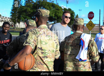 PEARL HARBOR (Sept. 27, 2017) die Spieler von den Los Angeles Clippers Basketball Team begleitet Joint Base Pearl Harbor-Hickam (JBPHH) Service Mitglieder auf einer Tour von JBPHH und der USS Arizona Memorial, an Sept. 27. Während auf Oahu für ihre saisonvorbereitung Trainingslager, die gesamte LA Clippers Basketball teams, Trainer und Mitarbeiter nahmen an einer Besichtigung der USS Arizona Memorial. Zusammen mit dem Team, service Mitglieder aus allen Bereichen des Militärs trafen an Merry Punkt Landung, auf JBPHH entfernt, ein Schiff, das sie in die Gedenkstätte nahm zu. (U.S. Marine Foto von Mass Communication Specialist 1. Klasse Stockfoto