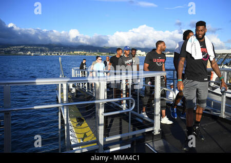 PEARL HARBOR (Sept. 27, 2017) die Spieler von den Los Angeles Clippers Basketball Team begleitet Joint Base Pearl Harbor-Hickam (JBPHH) Service Mitglieder auf einer Tour von JBPHH und die USS Arizona Memorial, Sept. 27. Während auf Oahu für ihre saisonvorbereitung Trainingslager, die gesamte LA Clippers Basketball teams, Trainer und Mitarbeiter nahmen an einer Besichtigung der USS Arizona Memorial. Zusammen mit dem Team, service Mitglieder aus allen Bereichen des Militärs trafen an Merry Punkt Landung, auf JBPHH entfernt, ein Schiff, das sie in die Gedenkstätte nahm zu. (U.S. Marine Foto von Mass Communication Specialist 1. Klasse Mer Stockfoto