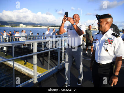 PEARL HARBOR (Sept. 27, 2017) Glenn Anton 'Doc' Flüssen pausierte ein Foto der USS Arizona Memorial Eingang, Sept. 27 zu nehmen. Doc Flüsse und Spieler von den Los Angeles Clippers Basketball Team begleitet Joint Base Pearl Harbor-Hickam (JBPHH) Service Mitglieder auf einer Tour von JBPHH und die USS Arizona Memorial. Während auf Oahu für ihre saisonvorbereitung Trainingslager, die gesamte LA Clippers Basketball teams, Trainer und Mitarbeiter nahmen an einer Besichtigung der USS Arizona Memorial. (U.S. Marine Foto von Mass Communication Specialist 1. Klasse Meranda Keller) Stockfoto