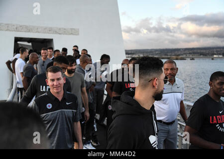 PEARL HARBOR (Sept. 27, 2017) die Spieler von den Los Angeles Clippers Basketball Team begleitet Joint Base Pearl Harbor-Hickam (JBPHH) Service Mitglieder auf einer Tour von JBPHH und der USS Arizona Memorial, an Sept. 27. Während auf Oahu für ihre saisonvorbereitung Trainingslager, die gesamte LA Clippers Basketball teams, Trainer und Mitarbeiter nahmen an einer Besichtigung der USS Arizona Memorial. Zusammen mit dem Team, service Mitglieder aus allen Bereichen des Militärs trafen an Merry Punkt Landung, auf JBPHH entfernt, ein Schiff, das sie in die Gedenkstätte nahm zu. (U.S. Marine Foto von Mass Communication Specialist 1. Klasse Stockfoto