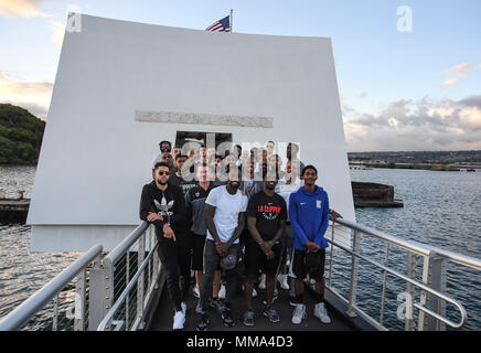 PEARL HARBOR (Sept. 27, 2017) die Spieler von den Los Angeles Clippers Basketball Teams ein Gruppenfoto auf der USS Arizona Memorial, Sept. 27. Während auf Oahu für ihre saisonvorbereitung Trainingslager, die gesamte LA Clippers Basketball teams, Trainer und Mitarbeiter nahmen an einer Besichtigung der USS Arizona Memorial. Zusammen mit dem Team, service Mitglieder aus allen Bereichen des Militärs trafen an Merry Punkt Landung, auf Joint Base Pearl Harbor-Hickam, befindet sich ein Schiff, das sie in die Gedenkstätte nahm zu. (U.S. Marine Foto von Mass Communication Specialist 1. Klasse Meranda Keller) Stockfoto