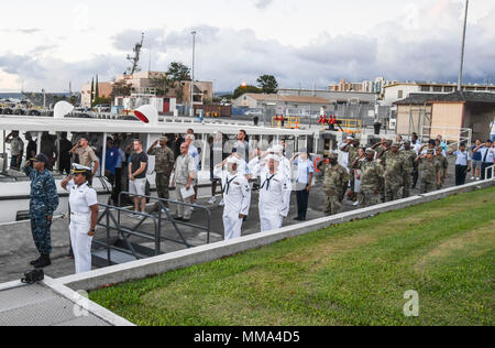 PEARL HARBOR (Sept. 27, 2017) die Spieler von den Los Angeles Clippers Basketball Team begleitet Joint Base Pearl Harbor-Hickam Service Mitglieder während der Wiedergabe von Wasserhähnen, Sept. 27. Während auf Oahu für ihre saisonvorbereitung Trainingslager, die gesamte LA Clippers Basketball teams, Trainer und Mitarbeiter nahmen an einer Besichtigung der USS Arizona Memorial. Zusammen mit dem Team, service Mitglieder aus allen Bereichen des Militärs trafen an Merry Punkt Landung, auf JBPHH entfernt, ein Schiff, das sie in die Gedenkstätte nahm zu. (U.S. Marine Foto von Mass Communication Specialist 1. Klasse Meranda Keller) Stockfoto