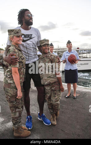 PEARL HARBOR (Sept. 27, 2017) DeAndre Jordan, Basketball Spieler für die Los Angeles Clippers pausiert für ein Foto mit Joint Base Pearl Harbor-Hickam (JBPHH) Service Mitglieder, Sept. 27. Während auf Oahu für ihre saisonvorbereitung Trainingslager, die gesamte LA Clippers Basketball teams, Trainer und Mitarbeiter nahmen an einer Besichtigung der USS Arizona Memorial. Zusammen mit dem Team, service Mitglieder aus allen Bereichen des Militärs trafen an Merry Punkt Landung, auf JBPHH entfernt, ein Schiff, das sie in die Gedenkstätte nahm zu. (U.S. Marine Foto von Mass Communication Specialist 1. Klasse Meranda Keller) Stockfoto