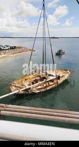 Ein Segelboot durch den Hurrikan Irma verdrängt wird, in der Nähe des Fleming Key Bridge in Key West, Florida, Sept. 28, 2017 gehisst. Mitglieder der Küstenwache und der Fisch- und Wildlife Conservation Kommission durchgeführten Bewertungen und einen Plan das Schiff ohne eine Gefährdung der Umwelt oder Ersthelfer auf Szene zu heben formuliert. U.S. Coast Guard Foto. Stockfoto