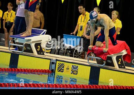 U.S. Army veteran Stefan Leroy, ein ehemaliger Sergeant und Mitglied von Team USA, setzt auf dem Startblock für die Männer 50-Meter-Freistil beim Schwimmen Übungen am 2017 Invictus Spiele in der Pan Am Sportzentrum in Toronto, Kanada, Sept. 28, 2017. Leroy wurde verletzt, als eine improvisierte Sprengkörper gezündet. Juni 7, 2012, wodurch ihm beide Beine zu verlieren. (U.S. Air Force Foto: Staff Sgt. Alexx Pons) Stockfoto