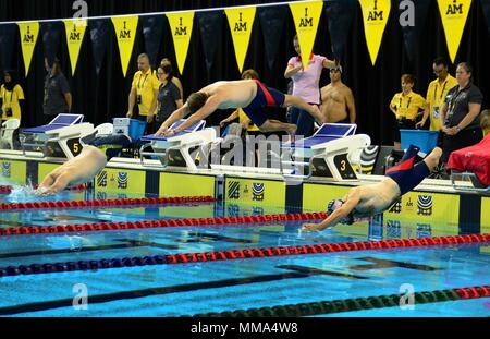 U.S. Army veteran Stefan Leroy, ein ehemaliger Sergeant und Mitglied von Team USA, macht seinen Tauchgang in der Herren 50 zu konkurrieren - Meter Freistil beim Schwimmen Übungen am 2017 Invictus Spiele in der Pan Am Sportzentrum in Toronto, Kanada, Sept. 28, 2017. Nach dem Verlieren beide Beine zu einer improvisierten explosiven Gerät im Jahr 2012 Während in Afghanistan, Leroy verbrachte zwei Jahre lernen, seine Prothesen anzupassen, zeichnen die Stärke von den Freunden und den anderen amputees auf seine medizinische Behandlung; konkurrieren in der Boston Marathon nur 16 Monate nach seiner letzten Operation im Jahr 2014. (U.S. Air Force ph Stockfoto