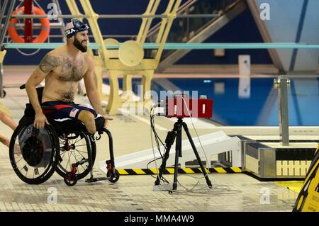 U.S. Army veteran Stefan Leroy, ein ehemaliger Sergeant und Mitglied von Team USA, blinkt Mannschaftskameraden ein Lächeln nach der Männer 50-Meter-Freistil beim Schwimmen Übungen am 2017 Invictus Spiele in der Pan Am Sportzentrum in Toronto, Kanada, Sept. 28, 2017. Nach dem Verlust beider Beine in einer Explosion, Leroy in der Boston Marathon 16 Monate nach seiner letzten Operation im Jahr 2014 beworben. (U.S. Air Force Foto: Staff Sgt. Alexx Pons) Stockfoto