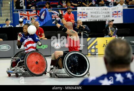 Us Marine Corps veteran Anthony McDaniel, ein ehemaliger Sergeant und Mitglied von Team USA, nimmt auf einem aggressiven Pass während der Rollstuhl Rugby Finale der 2017 Invictus Spiele in der Mattamy Athletic Center in Toronto, Kanada, Sept. 28, 2017. Die Invictus Spiele wurden von Prinz Harry von Wales im Jahr 2014 gegründet und haben zusammen mehr als 550 Verwundeten und verletzten Veteranen Teil in 12 adaptive Sportveranstaltungen zu nehmen. (U.S. Air Force Foto: Staff Sgt. Alexx Pons) Stockfoto