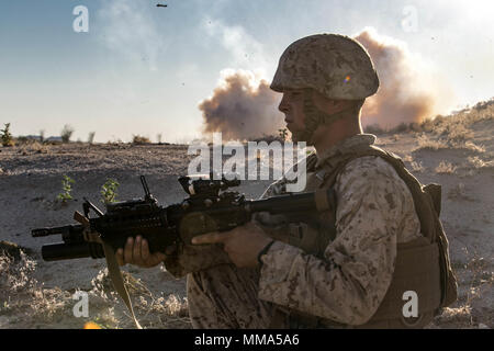 Us-Marines Corps Pfc. Ton Fitzpatrick, ein Feld radio Operator mit Lima Company, 3rd Battalion, 1 Marines, hält Sicherheit gegen eine simulierte Feind während Waffen und Taktiken Tauchlehrer Kurs (WTI) 1-18 bei Yuma, Ariz., Sept. 28, 2017. WTI ist ein 7 Woche Schulungsveranstaltung durch Marine Aviation Waffen und Taktiken Squadron (MAWTS-1) Kader, die operative Integration der sechs Funktionen des Marine Corps Luftfahrt, bei der Unterstützung einer Marine Air Ground Task Force betont gehostet werden. MAWTS-1 bietet standardisierte Advanced Tactical Training und Zertifizierung der Ausbilder Qualifikationen Stockfoto