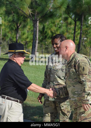 Oberst Patrick Colloton, 7 SFG (A) Kommandant (rechts) und Maj. Kimbia Rey (Mitte), 7th Special Forces Group Public Affairs Commander, grüßen Herrn Mick Dehart der besonderen Kräfte Verband während der Begrüßung der Vietnam Veteranen der Firma Echo, 2nd Battalion, 5th Cavalry, 1st Cavalry Division (Aufklärung), Sept. 26, 2017. In dem Bemühen, die Entwicklung der Unterstützung über Generationen von Service Mitglieder zeigen, Colloton eingeführt die Tierärzte zu den heutigen Special Forces Soldaten und eine Tour des 7 SFG (A) Verbindung. (U.S. Armee Foto: Staff Sgt. Brian Ragin) Stockfoto