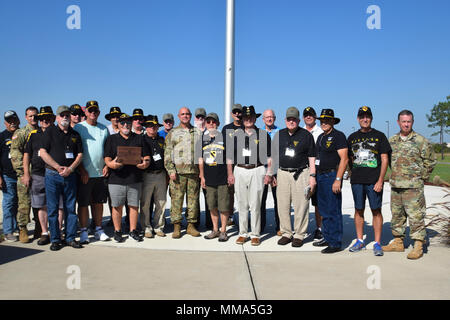 Die 7Th Special Forces Group (Airborne) begrüßte die Vietnam Veteranen der Firma Echo, 2nd Battalion, 5th Cavalry, 1st Cavalry Division (Aufklärung), Sept. 26, 2017, für eine Tour des 7 SFG (A) Verbindung. In dem Bemühen, die Entwicklung der Unterstützung über Generationen von Service Mitglieder zeigen, Oberst Patrick Colloton, 7 SFG (A) Kommandant, bewirtet die Tierärzte für einen Besuch und führte sie zu den heutigen Special Forces Soldaten. (U.S. Armee Foto: Staff Sgt. Brian Ragin) Stockfoto