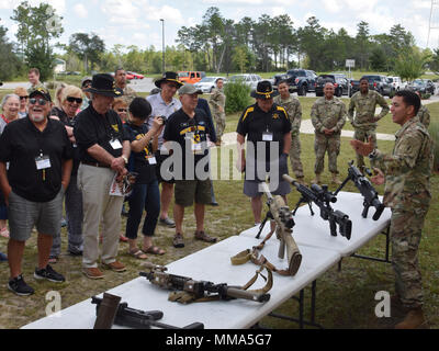 Vietnam Veteranen der Firma Echo, 2nd Battalion, 5th Cavalry, 1st Cavalry Division (Aufklärung) Tour moderne Waffensysteme und Besuch mit Special Forces Soldaten während eines Willkommen der Tierärzte und ihre Familien bis 7 Special Forces Group (Airborne) Compound, Sept. 26, 2017. (U.S. Armee Foto: Staff Sgt. Brian Ragin) Stockfoto